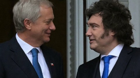 Kast replica el modelo de Milei entre despidos, persecución política y denuncias por privilegios a cercanos
