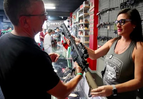 Debate sobre tenencia de armas de fuego sin permiso en Florida