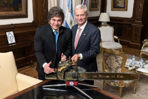 Operación despegarse: Kast aclaró que la foto con la motosierra de Milei no significa que lo tomará de ejemplo