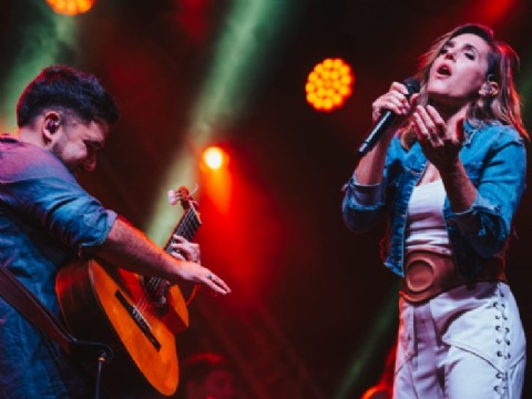 Soledad Pastorutti arrasó en Chile con su característico folklore argentino