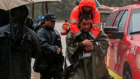 Para intentar tapar el desastre del Gobierno ante el temporal, Boric anuncia ayuda económica para damnificados