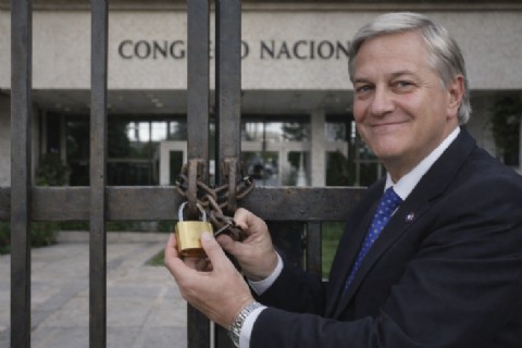 Kast empuja una reforma para ampliar su poder, abrir la puerta a disolver el Congreso y gobernar por decreto