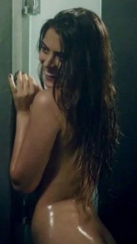 Lorenza Izzo rompe las pantallas en una de las películas más subidas de tono de Netflix