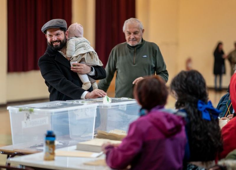 VIDEO | El presidente fue a emitir su derecho a voto, con su pequeña hija Violeta