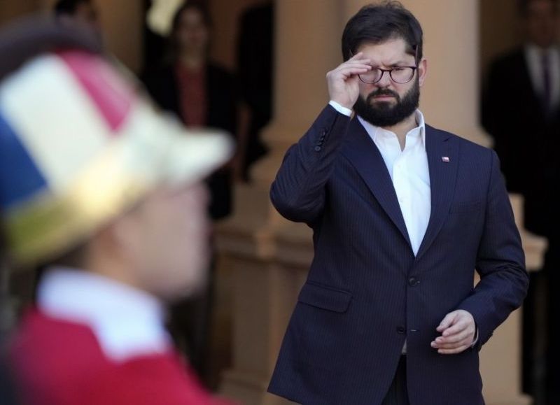 VIDEO | Diputados arremeten contra Boric por no levantarse a saludar a un presidente vecino: "Nos avergüenza a todos"