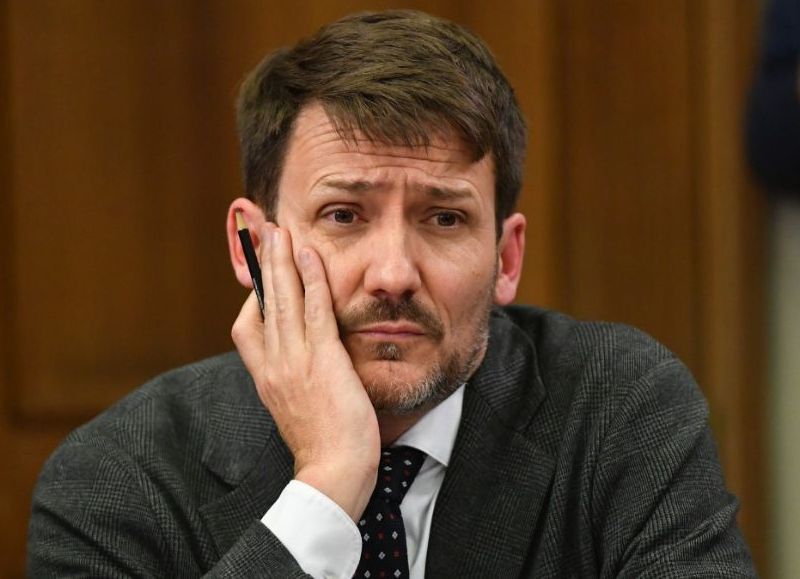 Tras revelarse el ridículo error técnico que cometió e hizo subir las tarifas, renunció el ministro de Energía