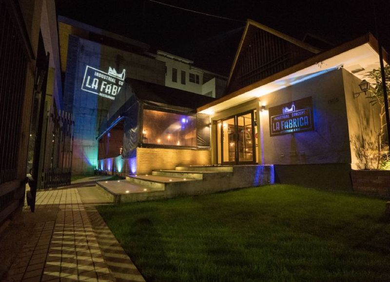 La Fábrica: el restobar de Talca que combina hamburguesas gourmet, coctelería de autor y vida nocturna