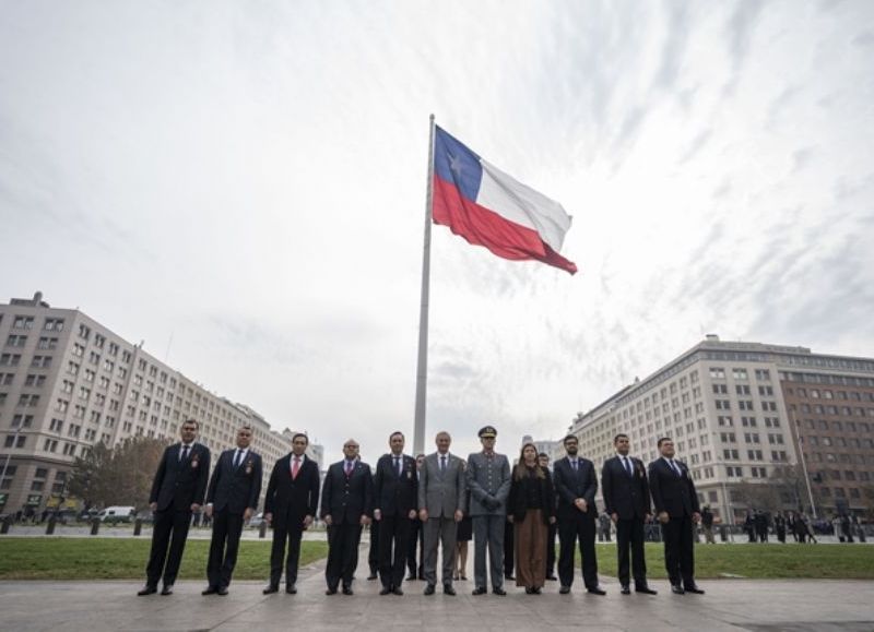 Kast encabezó la ceremonia de izamiento de la Gran Bandera Bicentenario en Santiago