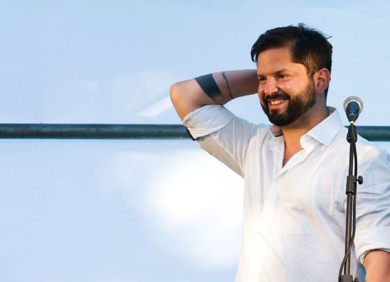 Boric celebra haber llegado al 28 por ciento de aprobación, pero un 72 aún rechaza su gestión