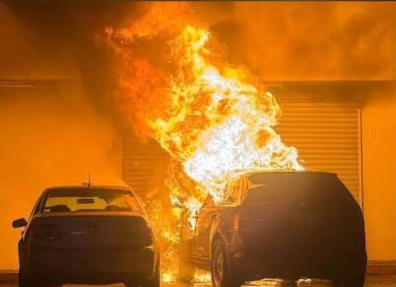 Dos hombres murieron tras una balacera en la vía pública y hallaron un auto incendiado