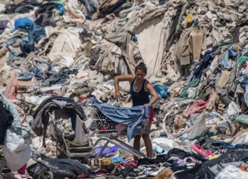 Basural textil en Atacama: la denuncia ambiental que vuelve a presionar al gobierno de Chile