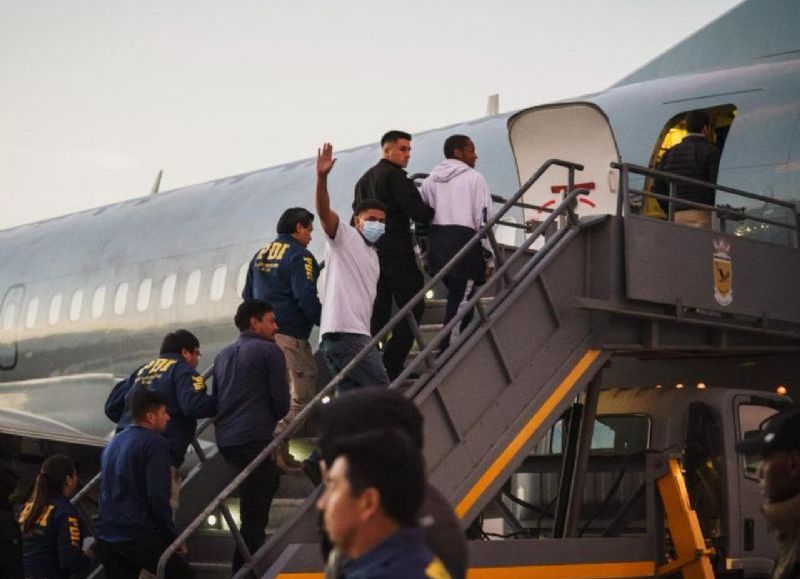 Chile inicia expulsiones de migrantes con primer vuelo desde Santiago