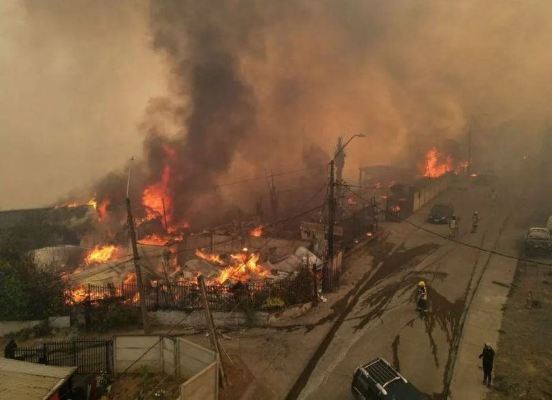 Incendios forestales dejan al menos 19 muertos y cientos de viviendas destruidas