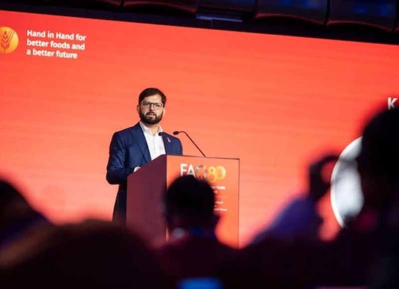 Boric en la FAO: niega que el país se esté "cayendo a pedazos", pero la inseguridad y pobreza al alza lo desmienten