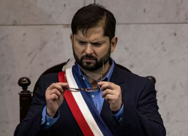 Bochornoso: Boric llegó tarde a un evento porque "estaba en terapia" y su discurso fue interrumpido por un reclamo